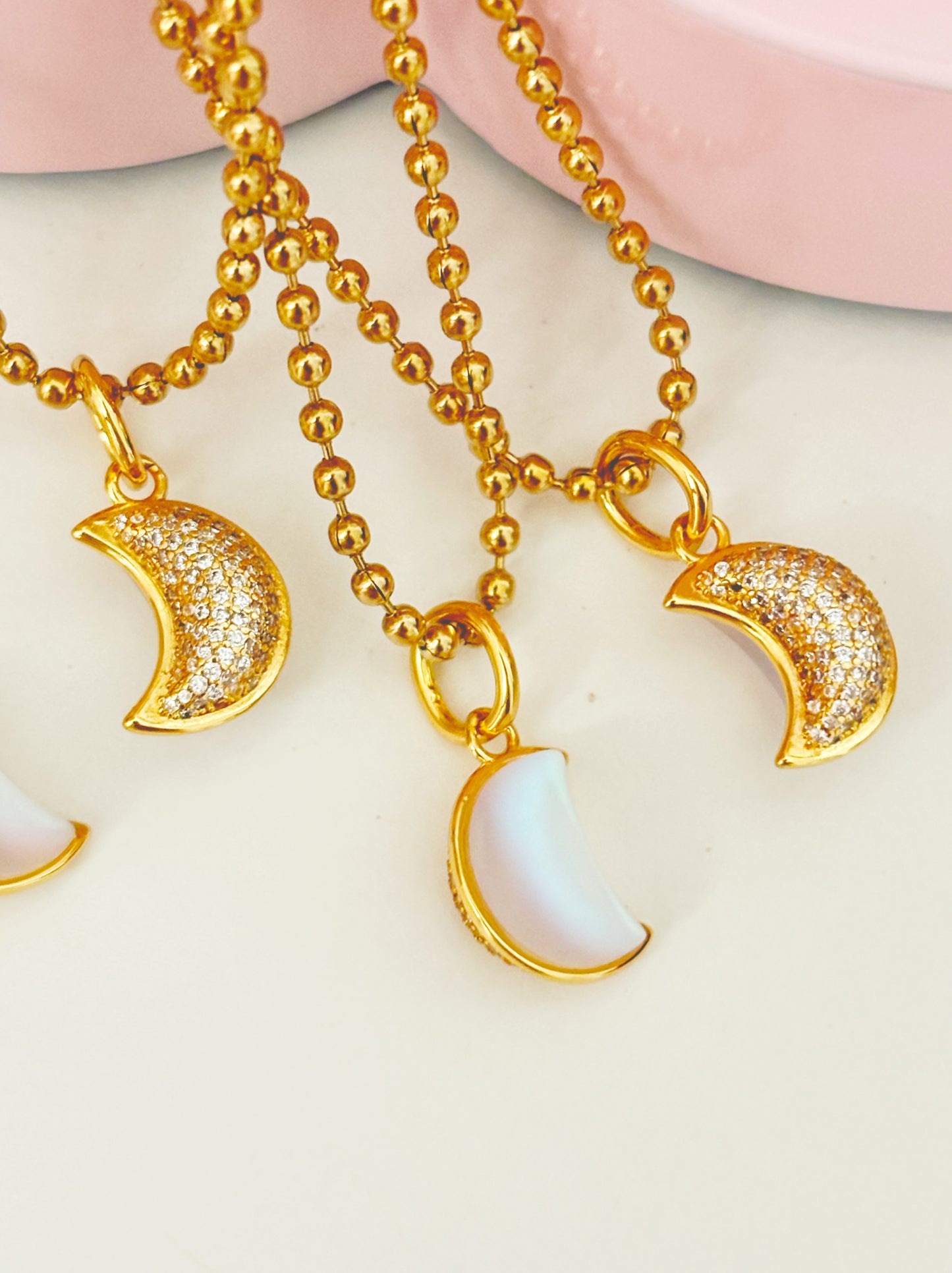 𝑴𝒐𝒐𝒏 𝑵𝒆𝒄𝒌𝒍𝒂𝒄𝒆